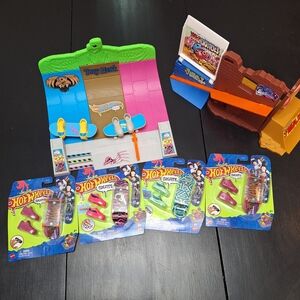 HotWheels Tony Hawk Skate Park Playset with Multicolor Fingerboards